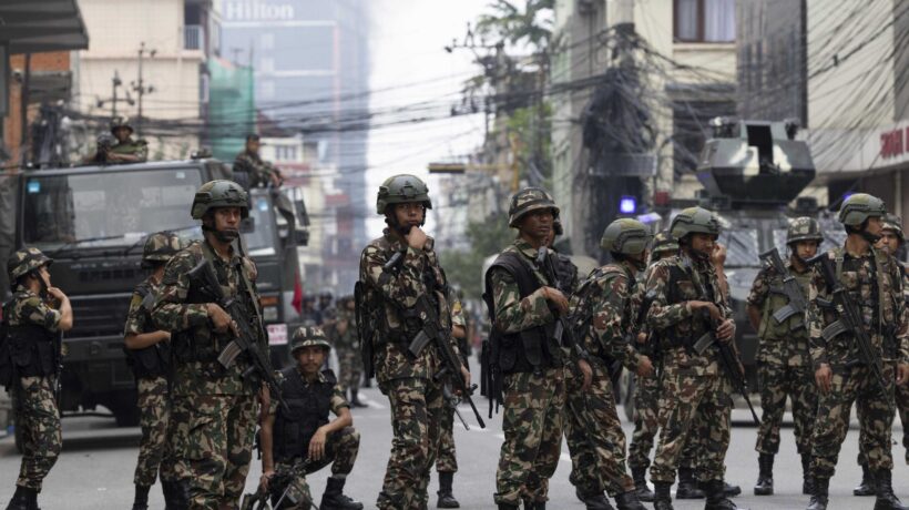 L'esercito pattuglia le strade di Kathmandu dopo la rivolta della Generazione Z (Ansa)