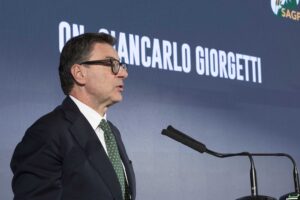 La manovra oggi sbarca in Senato. E Giorgetti bacchetta le banche