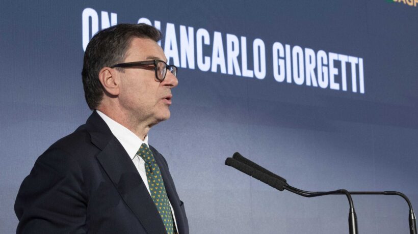 La manovra oggi sbarca in Senato. E Giorgetti bacchetta le banche
