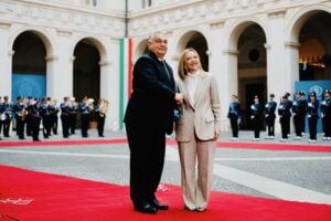 Dietro le polemiche montate su Orbán c’è la paura di un asse destra-popolari