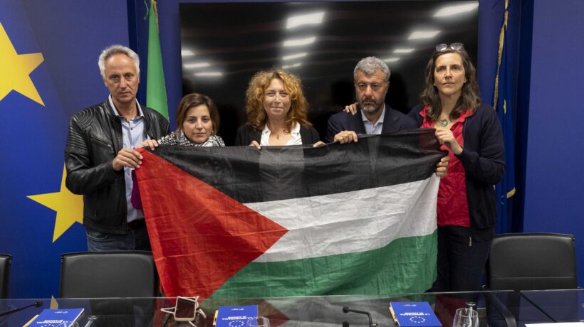 I politici della Flotilla denunciano. «Sbattuti in cella senza diritti»