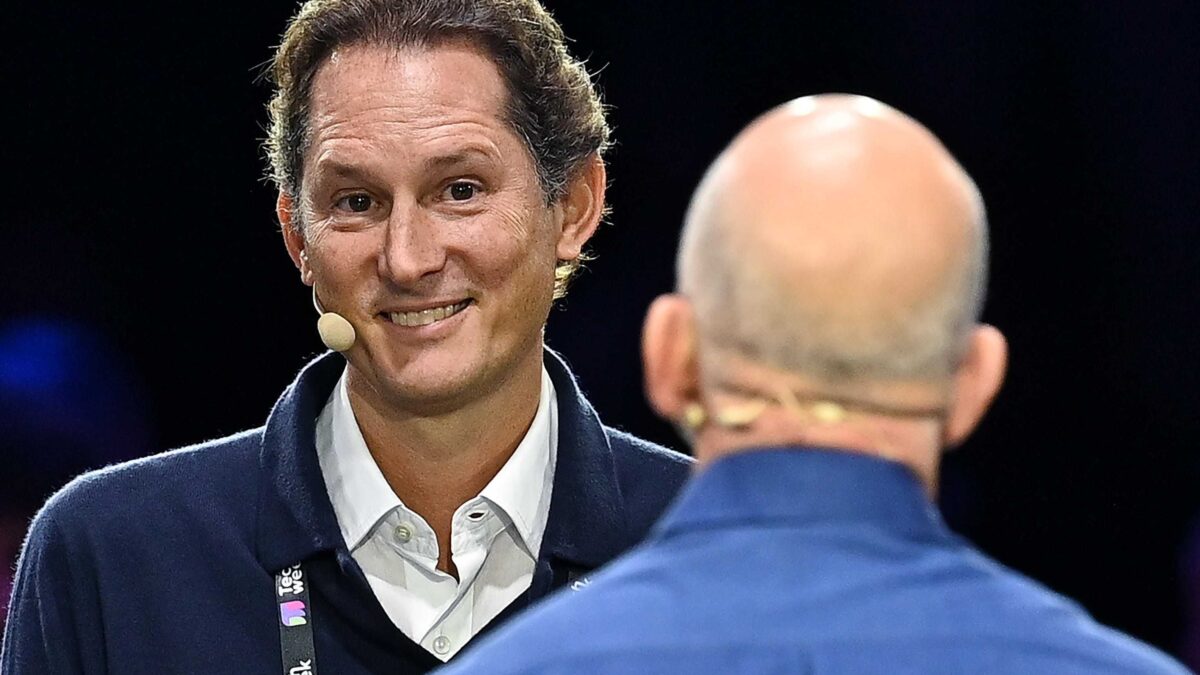 Elettriche dimezzate, ma non basta. Parla Elkann e la Ferrari perde il 15%