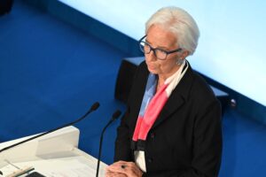 Più l’Europa si avvia al fallimento, più la vogliono rendere divertente