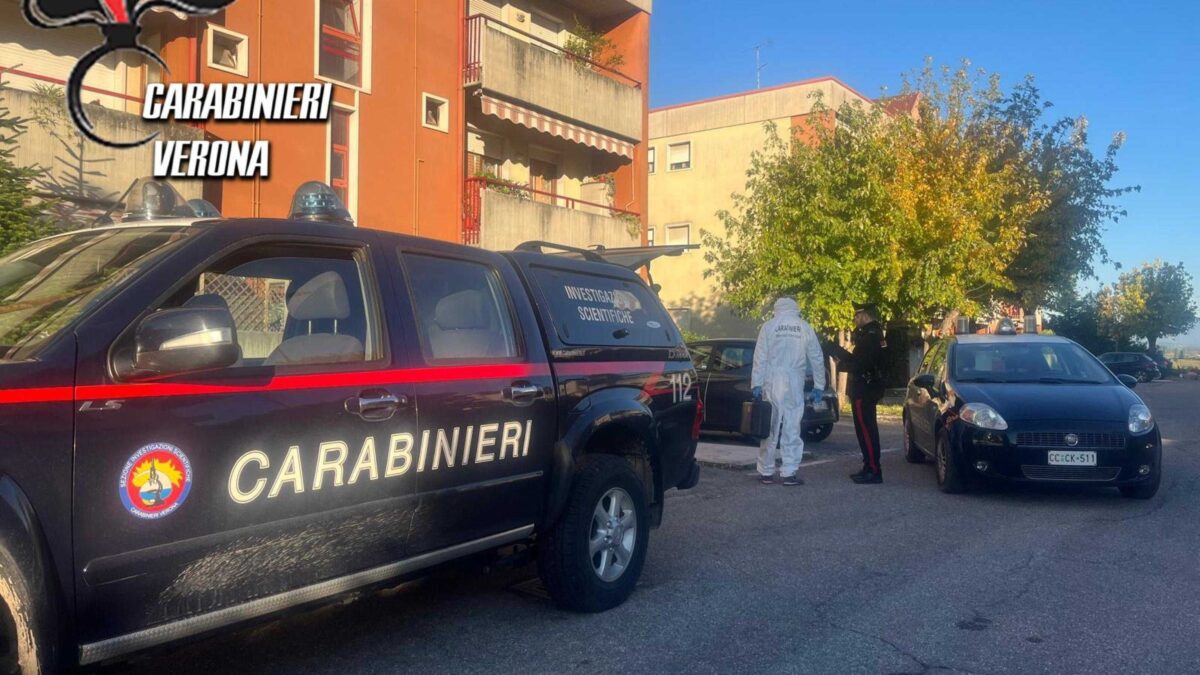 Riesce a togliersi il braccialetto elettronico e trucida l’ex compagna