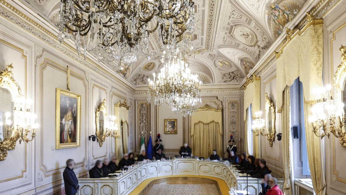 Alla Consulta si alzano la paga dopo averci tagliato le pensioni