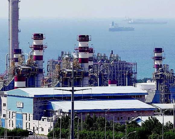 Greggio in cambio di cemento. Il patto «invisibile» Iran-Cina sfida il dominio del dollaro