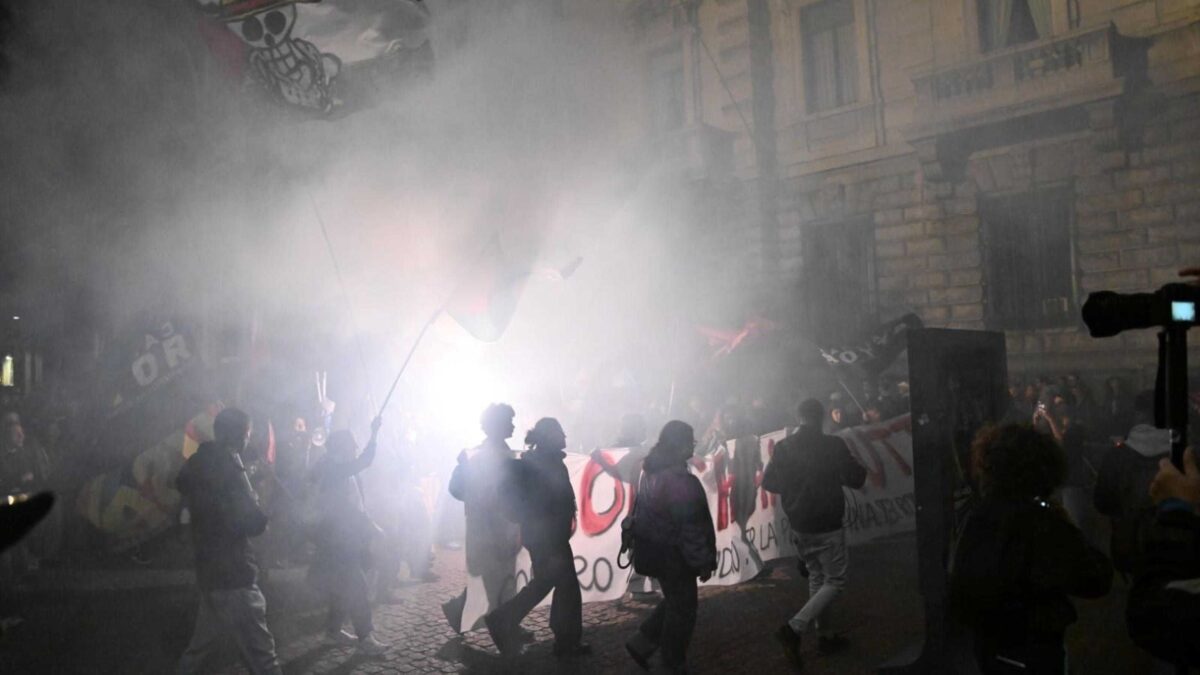 I pro Pal vogliono lo scontro. Bombe, stazioni assaltate e occupazioni universitarie