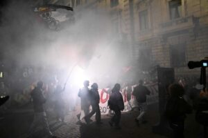 I pro Pal vogliono lo scontro. Bombe, stazioni assaltate e occupazioni universitarie