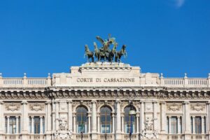 La Cassazione assolve la toga contraria ai dogmi sanitari presa di mira da Renzi e i suoi