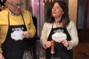 Pillole di galateo di Petra e Carlo | Come si apre una bottiglia di prosecco, spumante o champagne