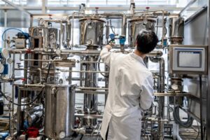Produzione chimica giù da 4 anni ma +183% import di prodotti cinesi