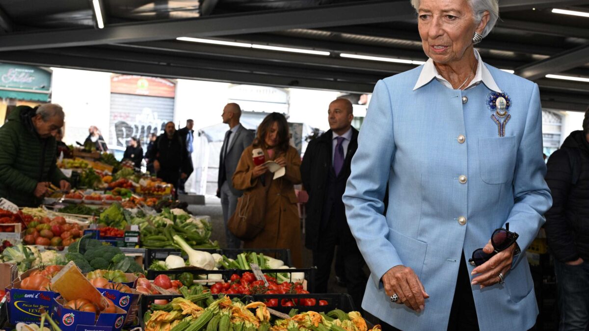 Lagarde «massaia». Scopre il mercato e che la verdura è diventata cara