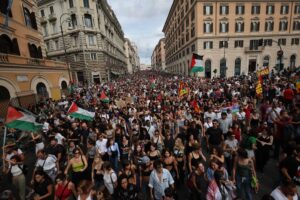 Solo da noi si paralizza tutto per la Flotilla