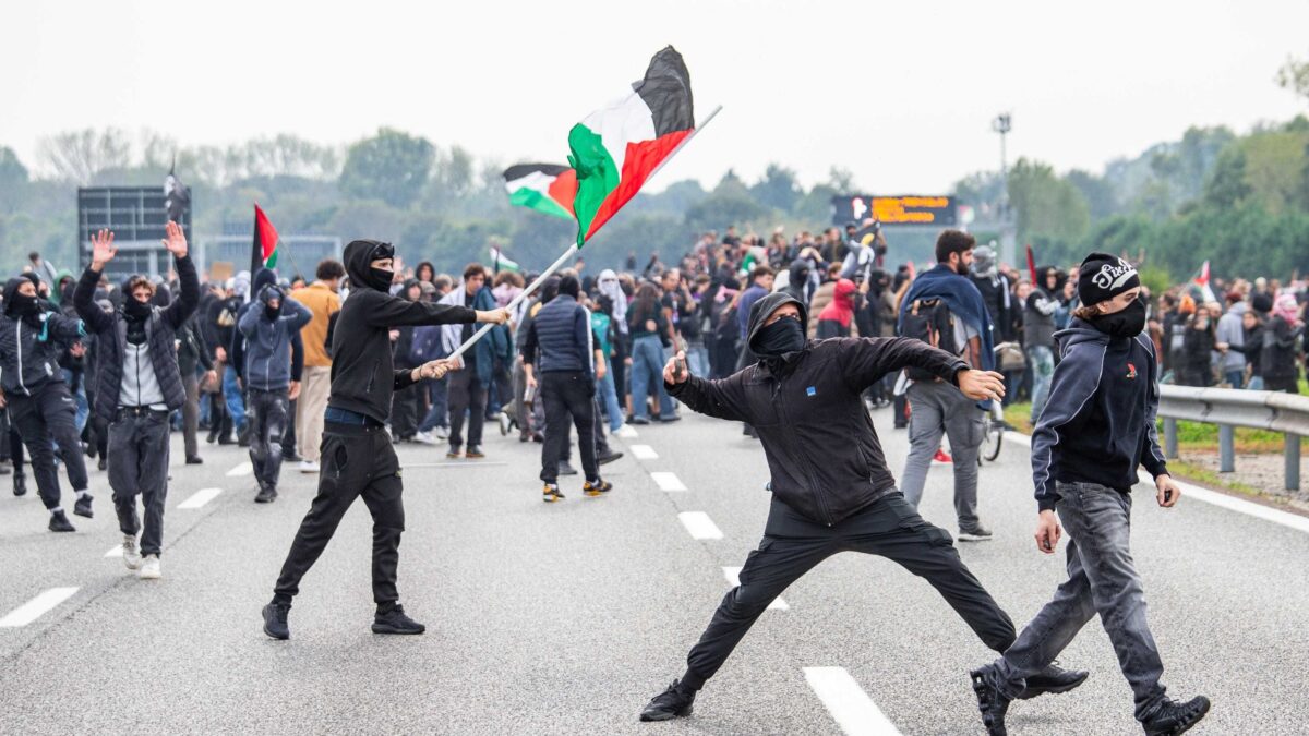 Strade, ferrovie e aeroporti in tilt. I violenti castigano il resto d’Italia