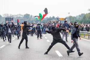 Strade, ferrovie e aeroporti in tilt. I violenti castigano il resto d’Italia