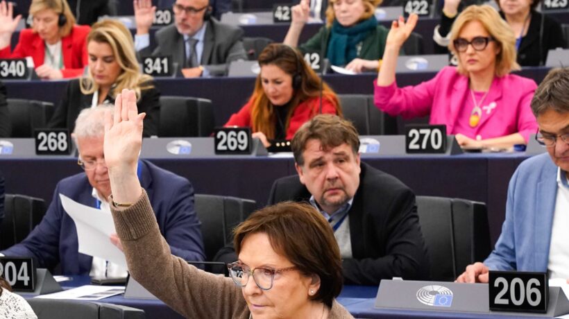 Caccia ai 72 disertori che l’hanno salvata. Occhi puntati sul Ppe