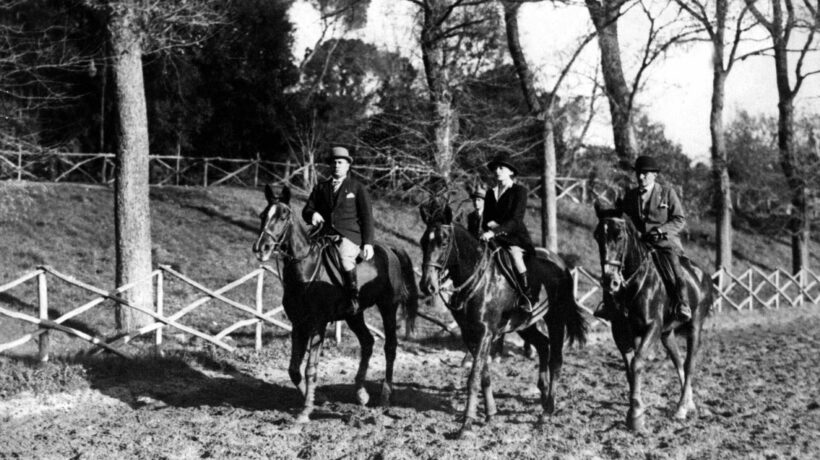 Mussolini a cavallo con la figlia Edda nel parco di Villa Torlonia (Getty Images)