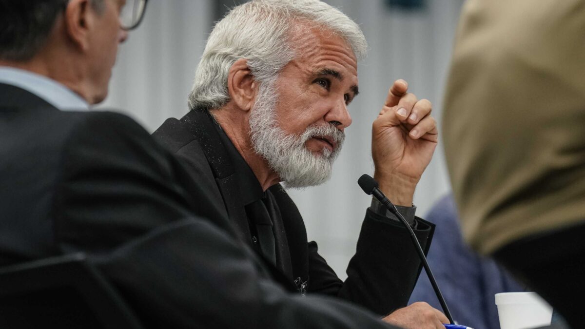 Robert Malone: «Il culto dei vaccini vieta di sollevare dubbi»