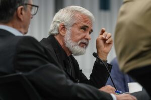 Robert Malone: «Il culto dei vaccini vieta di sollevare dubbi»