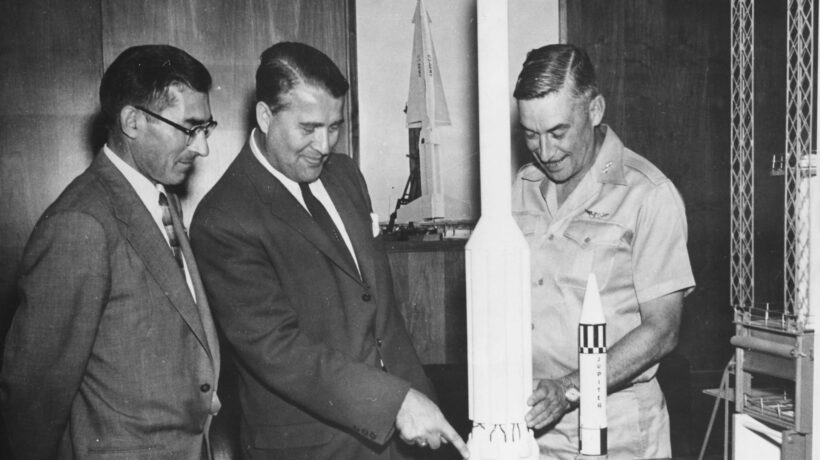 Werhner von Braun con un modello del razzo Saturn (Getty Images)