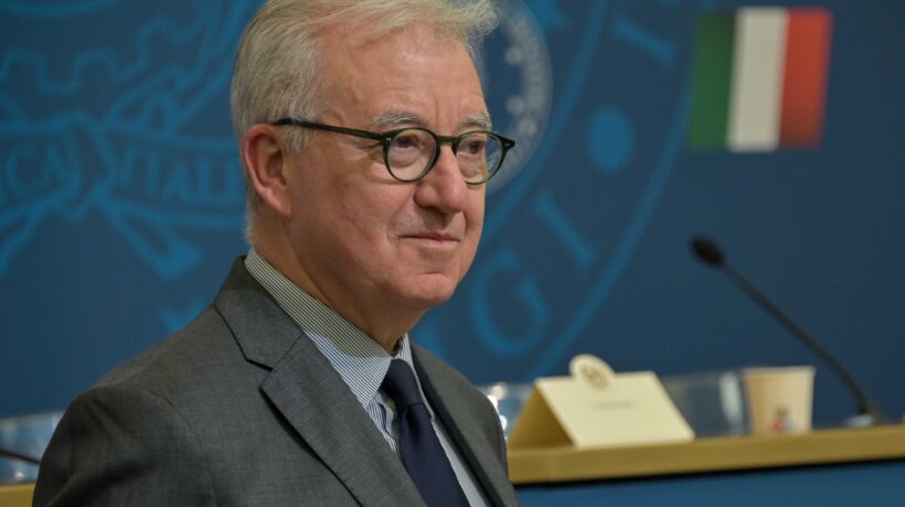 Mantovano non ci sta: «I pieni poteri ce li hanno le Procure non certo il governo»