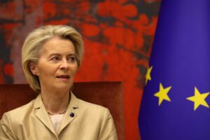 Ora Ursula si mette pure a reclutare gli 007