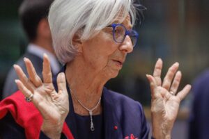 Lagarde spudorata: «Parigi meglio di Roma»