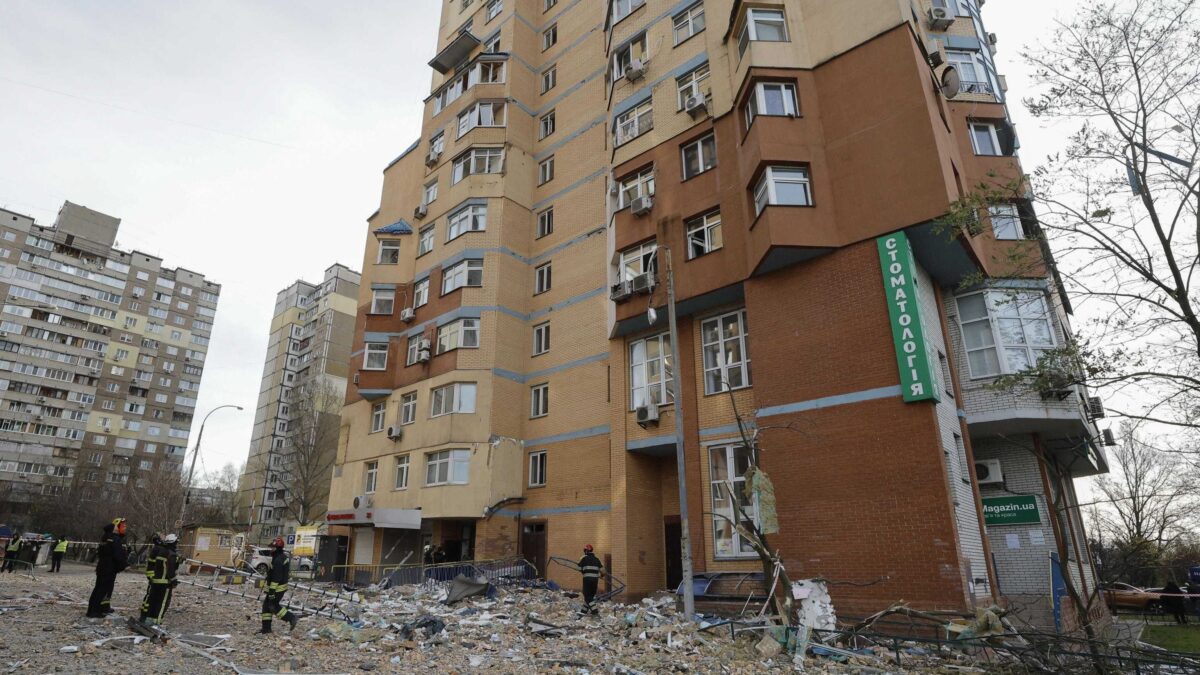 Mosca bombarda e intanto avanza. «Zelensky sa che ormai è finita»