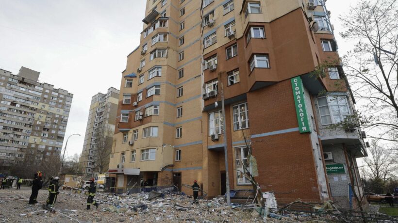Mosca bombarda e intanto avanza. «Zelensky sa che ormai è finita»