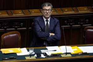 Manovra, rispunta il condono edilizio. Dimezzate le tasse su chi compra oro