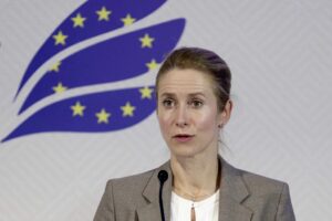 A Bruxelles tengono su l’elmetto. Però cominciano a scaricare Kiev