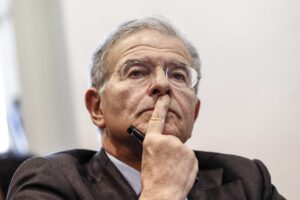 Per negare lo scoop si inventano pure il piano del Cremlino