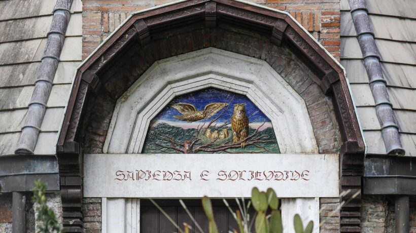 L'ingresso con le civette e il motto di Giovanni Torlonia «Sapienza e solitudine» (Ansa)