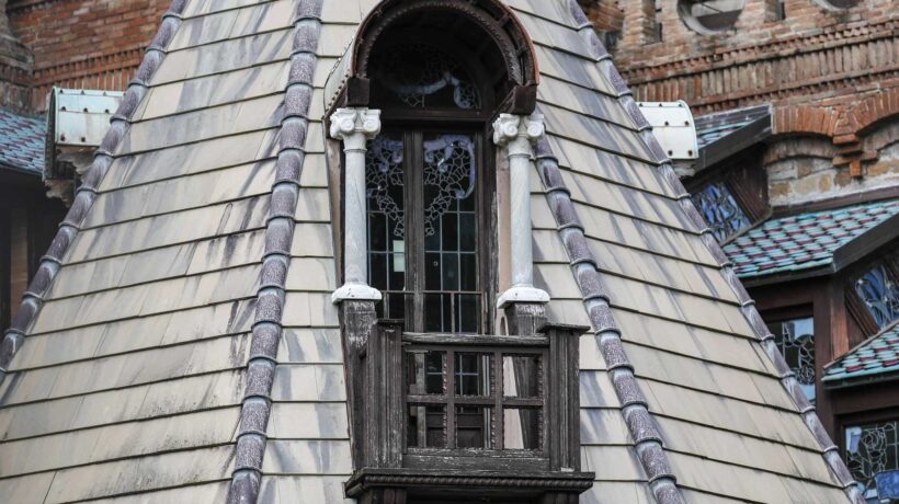Dettaglio di una delle torrette della Casina delle Civette (Ansa)