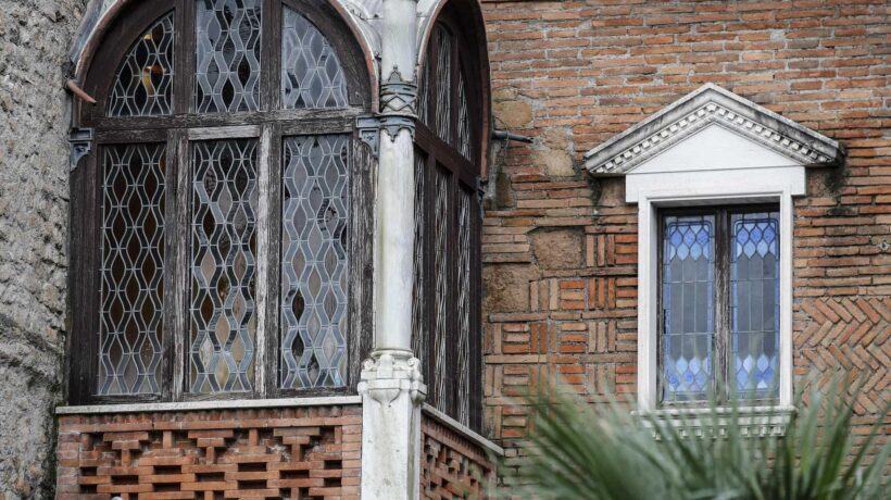 Un balconcino con le vetrate a piombo (Ansa)