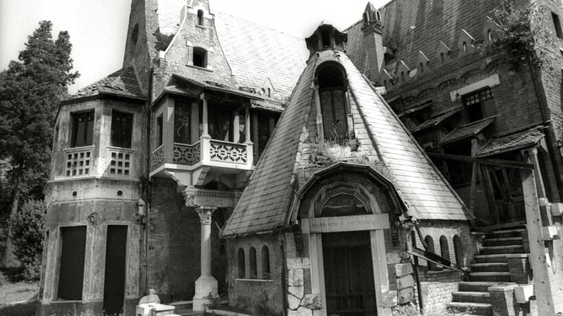 La Casina delle Civette durante gli anni dell'abbandono (Ansa)