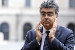 Fiano vede «nero» e diventa un censore. Vanno bene solo i dogmi progressisti