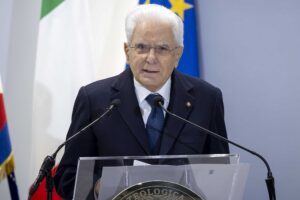 Mattarella smentisce, lo scontro c’è tutto…