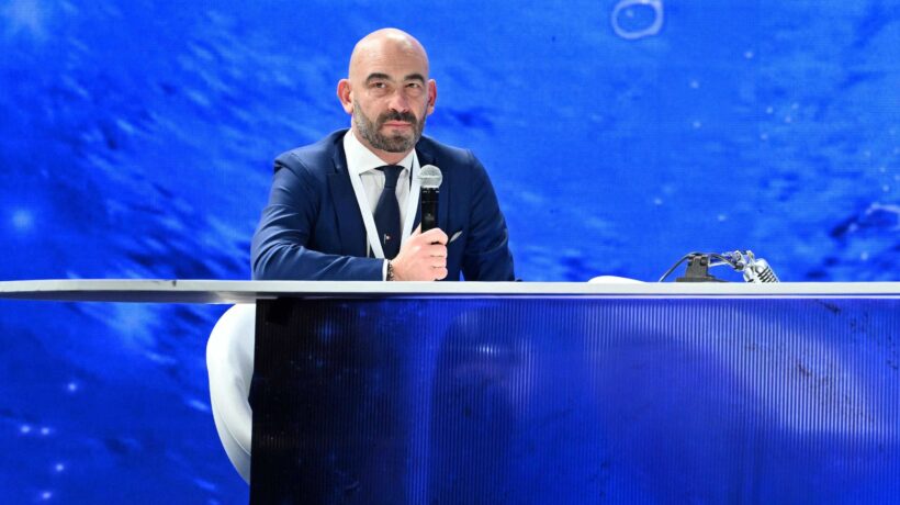 Bassetti si scaglia contro le bottiglie di plastica, Mineracqua lo irride
