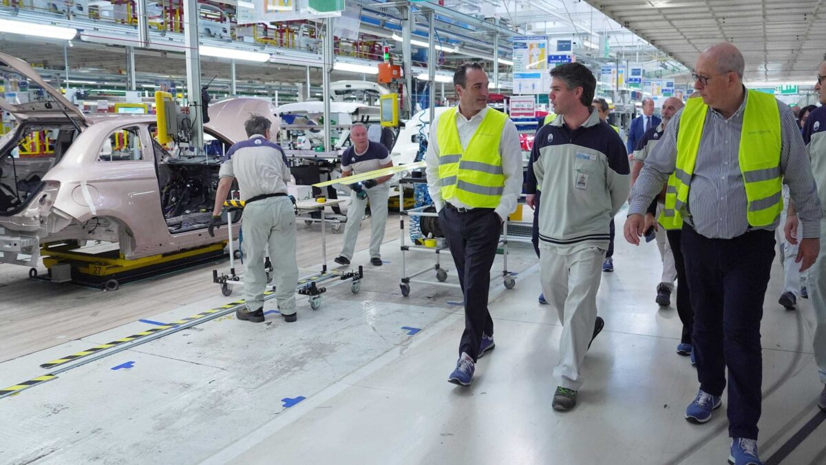 Stellantis ritira 375.000 suv per rischio incendio. «Non ricaricateli»