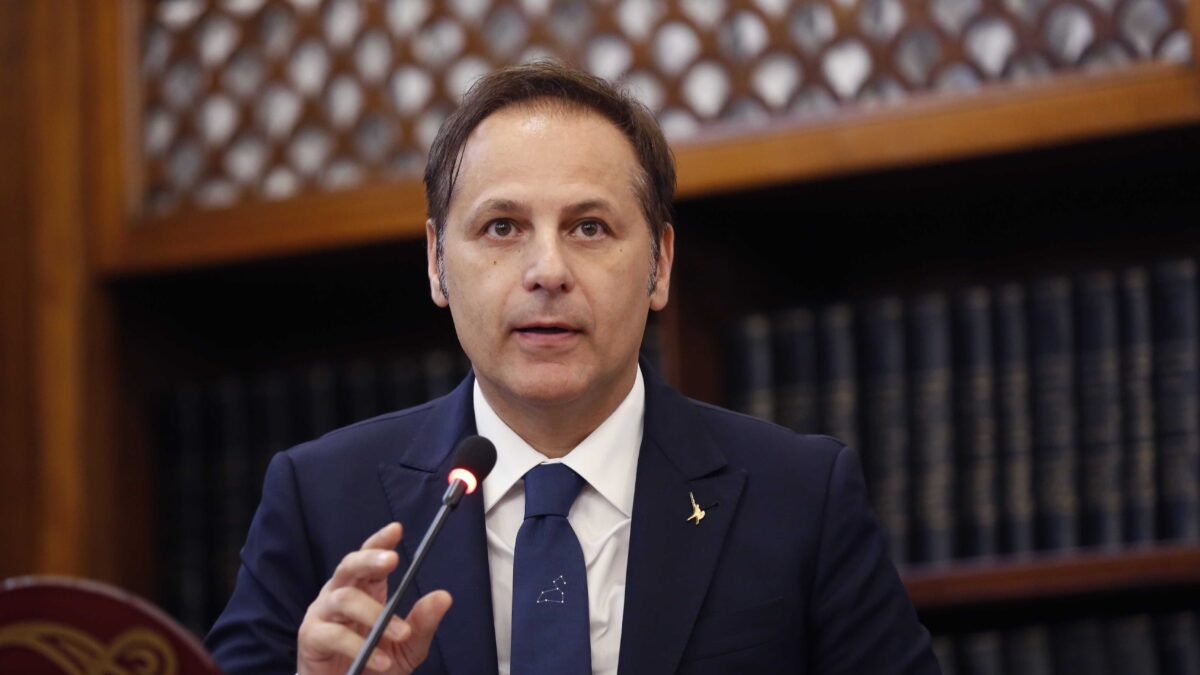 Doppio assalto dei giudici al governo. I casi Almasri e Siri alla Consulta