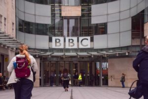 Alla Bbc spuntano altri taroccamenti. Ma c’è chi prova a incolpare Trump