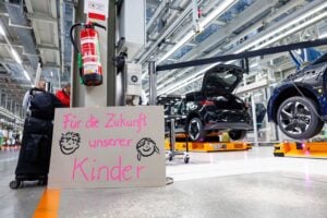 Automotive al verde nell’Europa del green. Volkswagen licenzia Elkann senza batterie