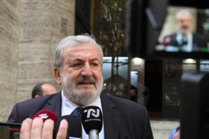 Emiliano rivuole la toga e più soldi