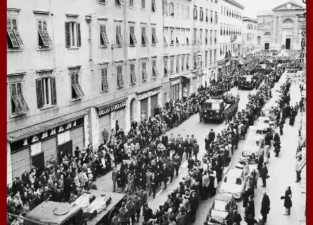 Funerali di alcuni dei parà recuperati dalle acque del Tirreno