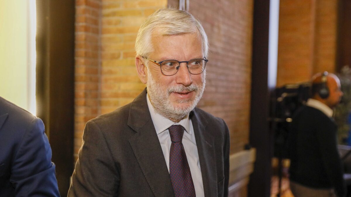 Cercano la talpa, fischiettano sulla notizia