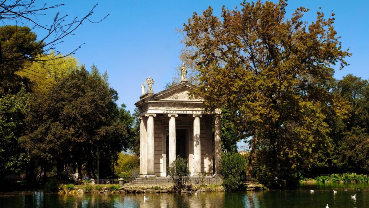 «Vacanze romane» tra sacro e profano: monumenti iconici e quartieri autentici