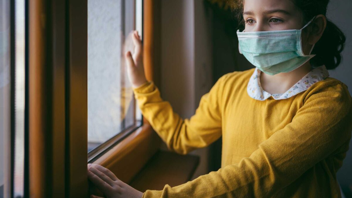 Chiudevano in casa i bimbi per il Covid: ora li levano ai genitori per la «socialità»