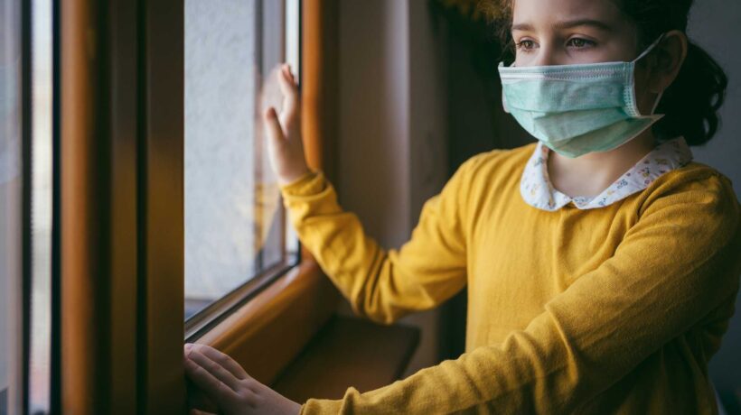 Chiudevano in casa i bimbi per il Covid: ora li levano ai genitori per la «socialità»