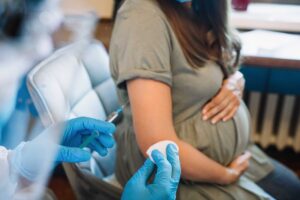«No ai vaccini Covid in gravidanza». I veri esperti smontano il «Corsera»